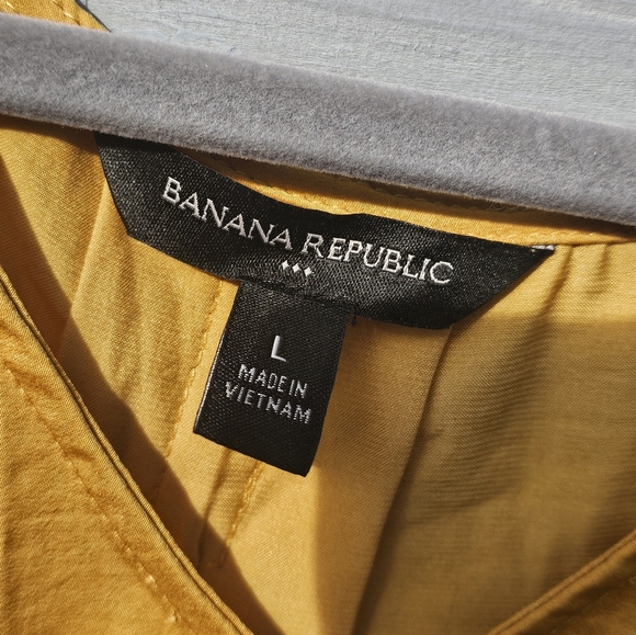Banana Republic Pleated V-Neck Tank in yellow gold size Large. - Picture 3 of 3